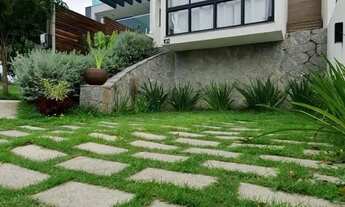 Imagem: Casa moderna com piscina e energia solar