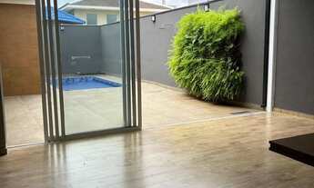 Imagem 2: Casa Térrea de Alto Padrão no Villaggio II: 3 Suítes, Lazer Integrado e Energia Fotovoltai