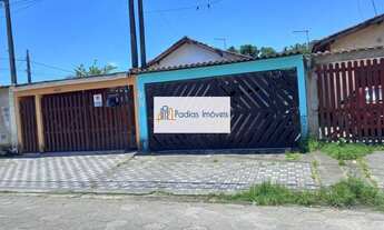 Imagem 2: Casa térrea com 2 dormitórios, 2 vagas de garagem, wc social e 1 wc externo. Com churrasqu