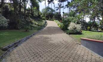 Imagem: Casa e terreno com lindo jardim