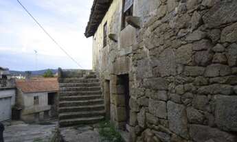 Imagem 3: Antiga casa em pedra no alto douro vinhateiro (portugal