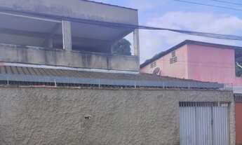 Imagem: Casa Ampla de Dois Pavimentos com Varanda