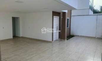 Imagem 5: Casa Duplex de Alto Padrão - Conforto e Segurança para Sua Família