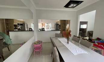 Imagem 4: Casa Estilo Sobrado no Jardim Botânico com 3 Quartos, Suíte, Piscina e 5 Vagas de Garagem