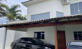 Imagem 2: Casa Estilo Sobrado no Jardim Botânico com 3 Quartos, Suíte, Piscina e 5 Vagas de Garagem