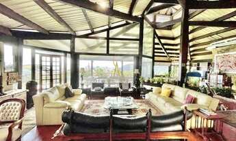 Imagem 2: Charmosa casa assinada por Zanina Caldas com encantadora vista panorâmica!