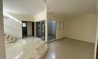 Imagem 3: Sobrado para aluguel tem 299 metros quadrados com (04) quartos sendo (01)suíte master com