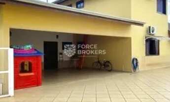 Imagem 3: Sobrado com 3 suítes sendo 1 suíte no piso térreo