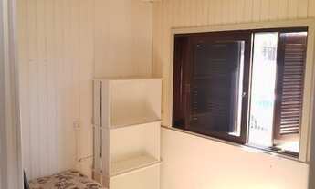 Imagem 7: Casa de esquina, meio terreno, em alvenaria com divisórias internas em madeira