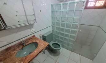 Imagem 2: Casa reformada, com 70 m2, quintal com churrasqueira e próxima da praia do Capricórnio e d