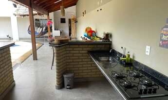 Imagem 3: Casa Estilo Sobrado no Jardim Botânico com 3 Quartos, Suíte, Piscina e 5 Vagas de Garagem