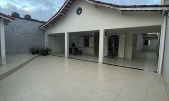 Imagem: Casa de lote inteiro, na primeira quadra