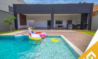 Imagem 5: Casa em condomínio com piscina, área com churrasqueira e uma maravilhosa piscina aquecida