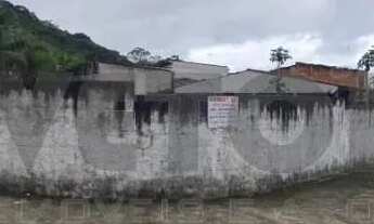 Imagem: Terreno murado e aterrado pronto para construir