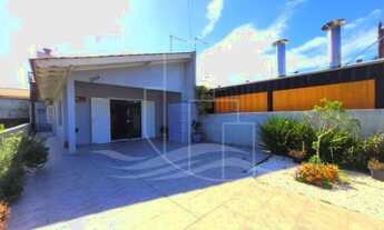 Imagem 2: Ótima oportunidade para morar ou veranear, imóvel com piscina a poucos metros do mar em u