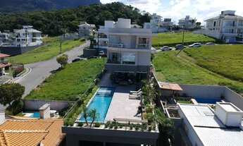 Imagem: A maior casa da Pedra Branca, com piscina