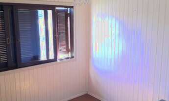 Imagem 6: Casa de esquina, meio terreno, em alvenaria com divisórias internas em madeira