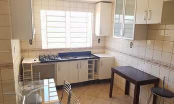 Imagem 3: Casa de esquina, meio terreno, em alvenaria com divisórias internas em madeira