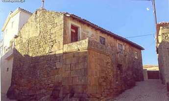 Imagem 2: Antiga casa em pedra no alto douro vinhateiro (portugal