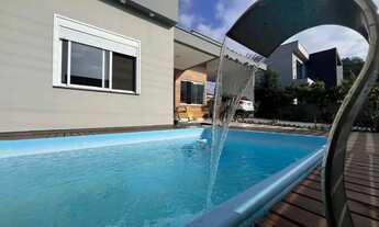 Imagem: Casa de 3 dormitórios com piscina em condomínio