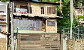 Imagem 3: Casa espaçosa e semimobiliada em Sambaqui, perfeita para famílias