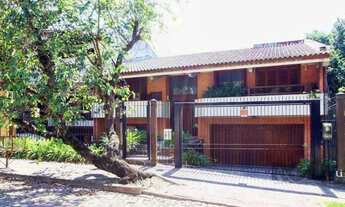 Imagem 2: Casa com 4 dormitórios, sendo 1 suíte, com 2 vagas cobertas, no bairro Nonoai, Porto Alegr