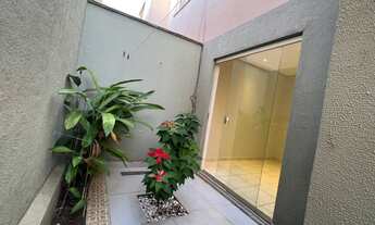 Imagem 2: Apartamento térreo com 2 quartos, banheiro social, jardim de inverno a sala e nos quartos