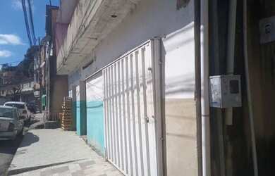 Imagem 4: Casa com lojas e garagem