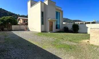 Imagem: Sobrado em amplo terreno de 385metros quadrados