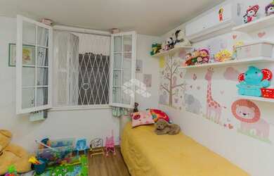 Imagem 3: Casa para venda tem 164 metros quadrados com 3 quartos em Passo da Areia - Porto Alegre