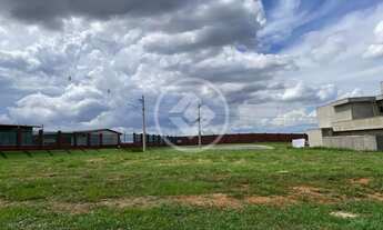 Imagem 6: Jardins Versalhes: Lote em Condomínio Fechado de Alto Padrão! Viva com Segurança, Conforto