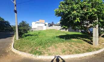 Imagem: Lote de esquina, plano, 624 m2, ao lado