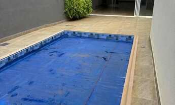 Imagem 7: Casa Térrea de Alto Padrão no Villaggio II: 3 Suítes, Lazer Integrado e Energia Fotovoltai