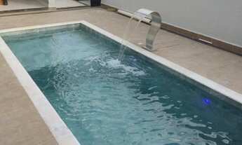 Imagem: BELÍSSIMA CASA DE ESQUINA COM PISCINA NO