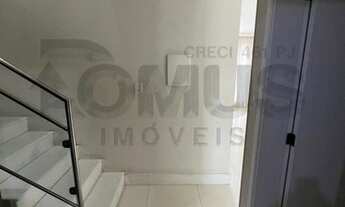 Imagem 3: Venda de Casa de 150m² no Condomínio Morada das Mangueiras Dispõe de 4/4 + Piscina e Área