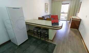 Imagem 2: Flat mobiliado com arrumação de quarto, com cozinha completa com geladeira grande. Sem bur