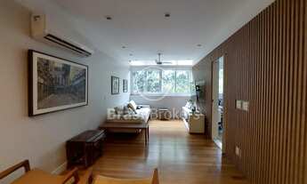 Imagem 2: Apartamento reformado a uma quadra da praia no Leblon