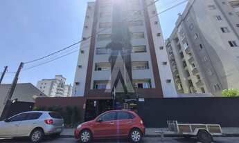 Imagem 2: Apartamento com 2 quartos, sacada com churrasqueira, prédio com elevador e 1 vaga de garag