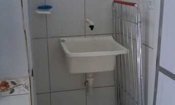 Imagem: Quarto pequeno com banheiro mobiliado, a