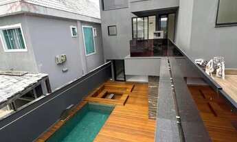 Imagem 7: Casa de luxo all black com piscina e vista para o parque da Pedra Branca