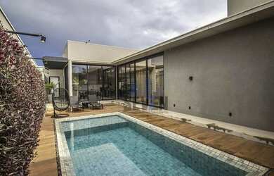 Imagem 2: Casa Alto Padrão à Venda no Residencial Estoril V 3 Suítes, 273 m² Construídos, Piscina e