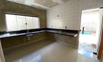 Imagem 2: JL-Vendo linda casa com piscina, pé direito alto, porcelanato na QNL 11, excelente localiz