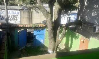 Imagem 2: Casa com piscina e portão de garagem $750 reais