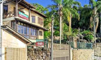 Imagem 2: Casa espaçosa e semimobiliada em Sambaqui, perfeita para famílias