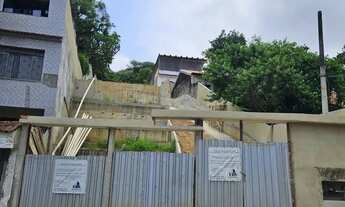 Imagem: Terreno com platôs prevendo construção