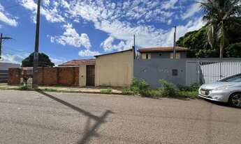 Imagem: Imóveis, com uma casa, um sobrado e uma