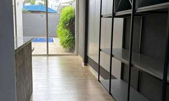 Imagem 3: Casa Térrea de Alto Padrão no Villaggio II: 3 Suítes, Lazer Integrado e Energia Fotovoltai