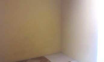 Imagem 6: Casa com piscina e portão de garagem $750 reais