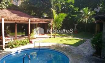 Imagem: Casa em Cosme Velho com seis quartos sendo