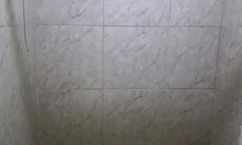 Imagem 5: Casa com piscina e portão de garagem $750 reais